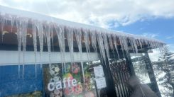 Des stalactites sur la toiture d'un café du Akkar. Photo Michel Hallak
