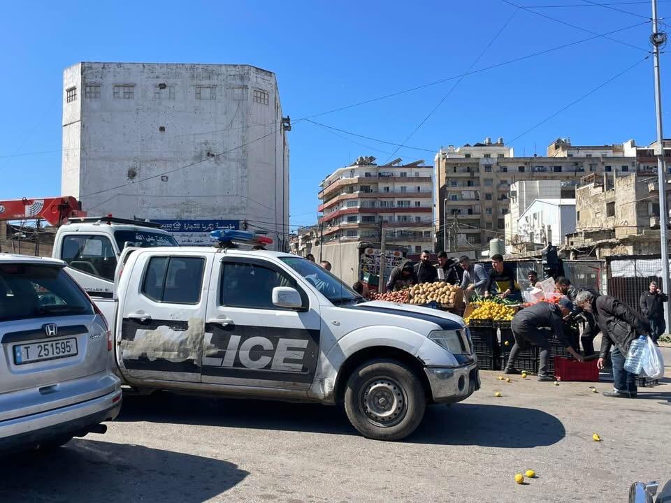 Démantèlement des étalages illégaux à Tripoli, suite à un échange de tirs
