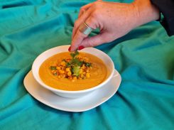 La soupe des trois sœurs garnie avec le mélange de maïs et de coriandre. Photo Nima Salha