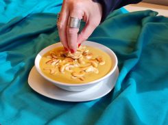Le velouté de potiron servi avec des noix de cajou. Photo Nima Salha