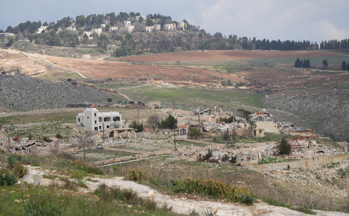 Israeli warplanes conduct mock air raids in southern Lebanon, 5 bodies recovered in Deir Mimas Israeli warplanes conduct mock air raids in southern Lebanon, 5 bodies recovered in Deir Mimas