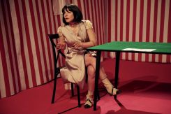 « 24 heures » un seul en scène avec Joanna Khalaf. Avec l’aimable autorisation du théâtre Le Monnot