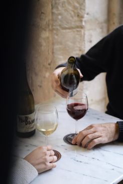 Le soir, tara se met à l'heure du vin. Photo DR