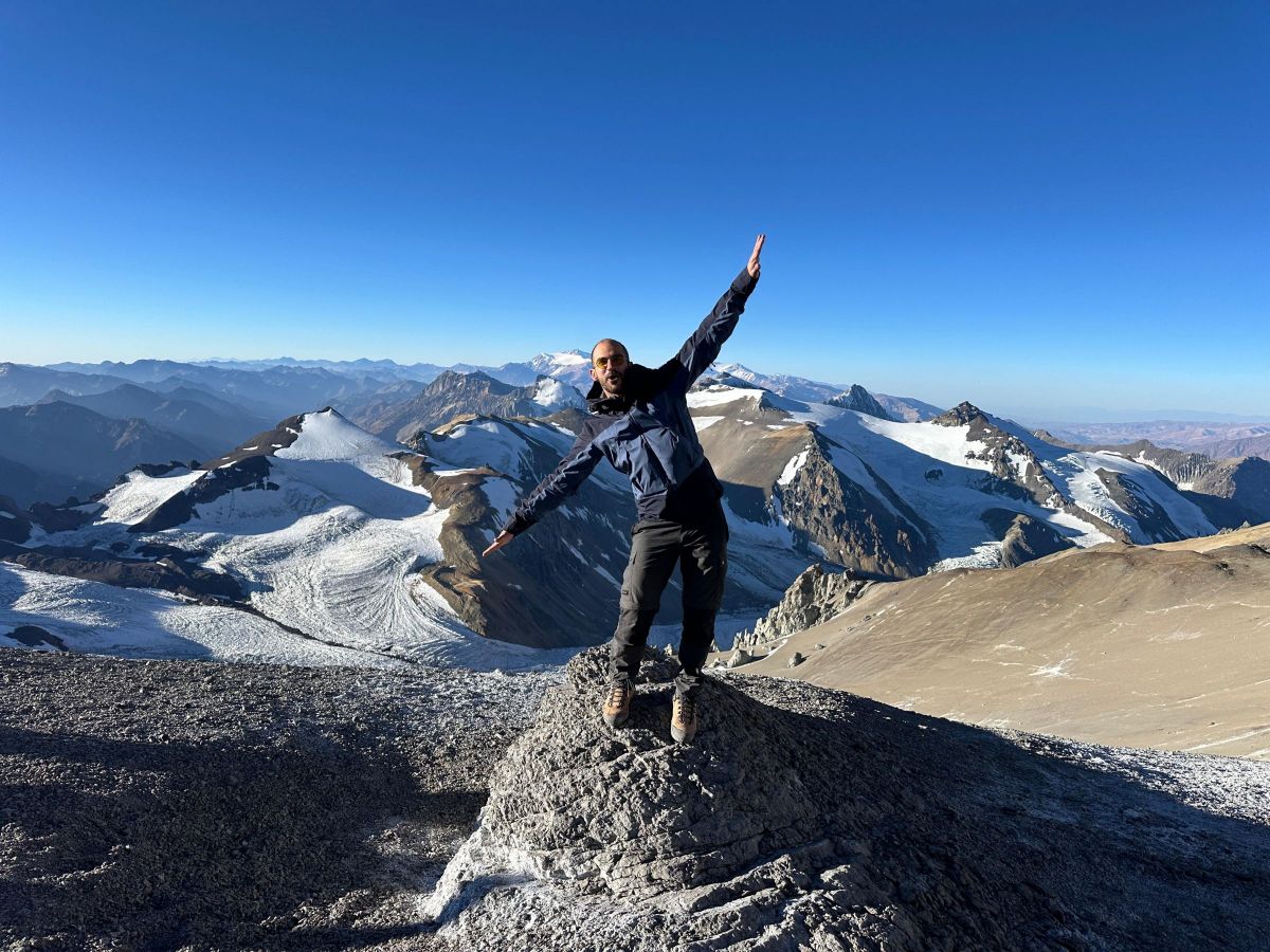 Despite his disability, Lebanese Frederic Sfeir climbs Mount Aconcagua