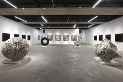 Une vue de l’exposition d’Anachar Basbous. Avec l’aimable autorisation de la Saleh Barakat Gallery