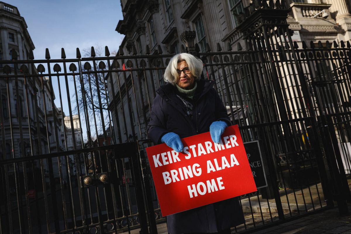 La mère de l'opposant égypto-britanique Alaa Abdel Fattah assouplit sa grève de la faim