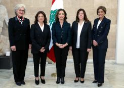 Autour de Laura Lahoud, de gauche à droite : la ministre de l'Éducation, Rima Karami, la ministre des Affaires Sociales, Haneen Sayed, la ministre des Sports, Nora Baïrakdarian, et la ministre de l'Environnement, Tamara Elzein, après leur première réunion de cabinet au palais présidentiel de Baabda, le 11 février 2025. Photo Lebanese Presidency/AFP