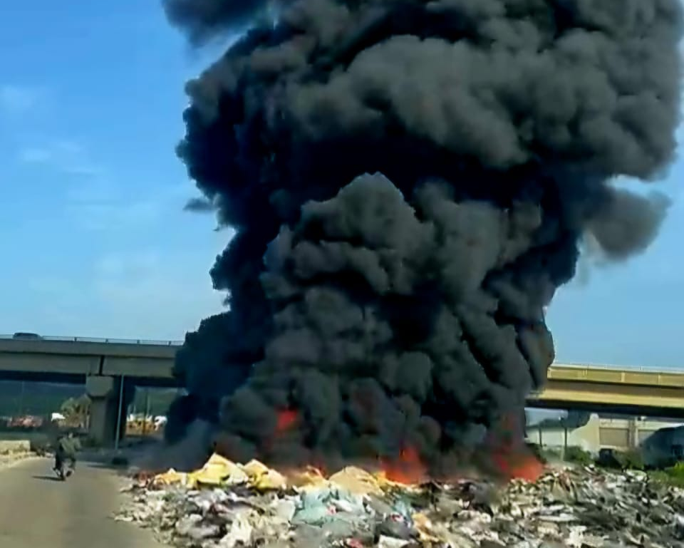 Une épaisse fumée noire s'echappe de déchets brûlés à Tripoli