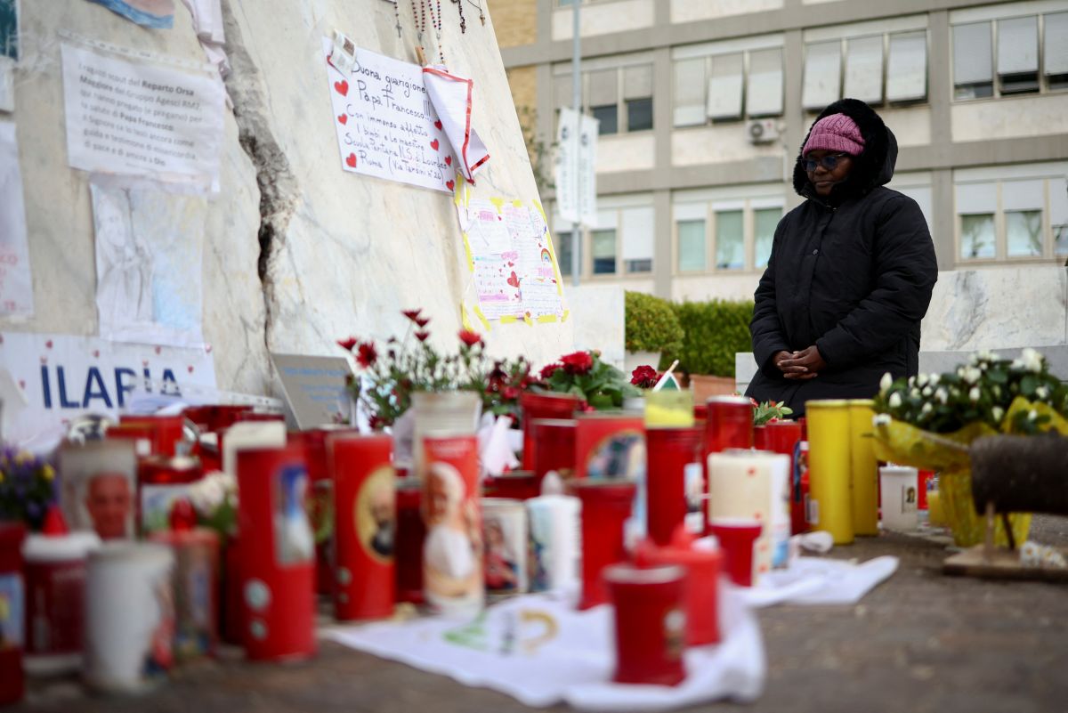 Le pape, hors de danger imminent, dans un état « stable »