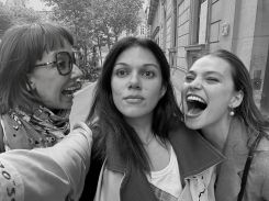 Rana Khoury et ses deux comédiennes en mode... flâneuses. Photo Peynot Paris