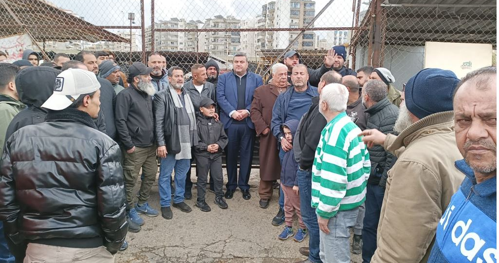 Sit-in des chiffonniers au port de Tripoli pour protester contre l'arrêt forcé de leurs activités par le mohafez Sit-in des chiffonniers au port de Tripoli pour protester contre l'arrêt forcé de leurs activités par le mohafez