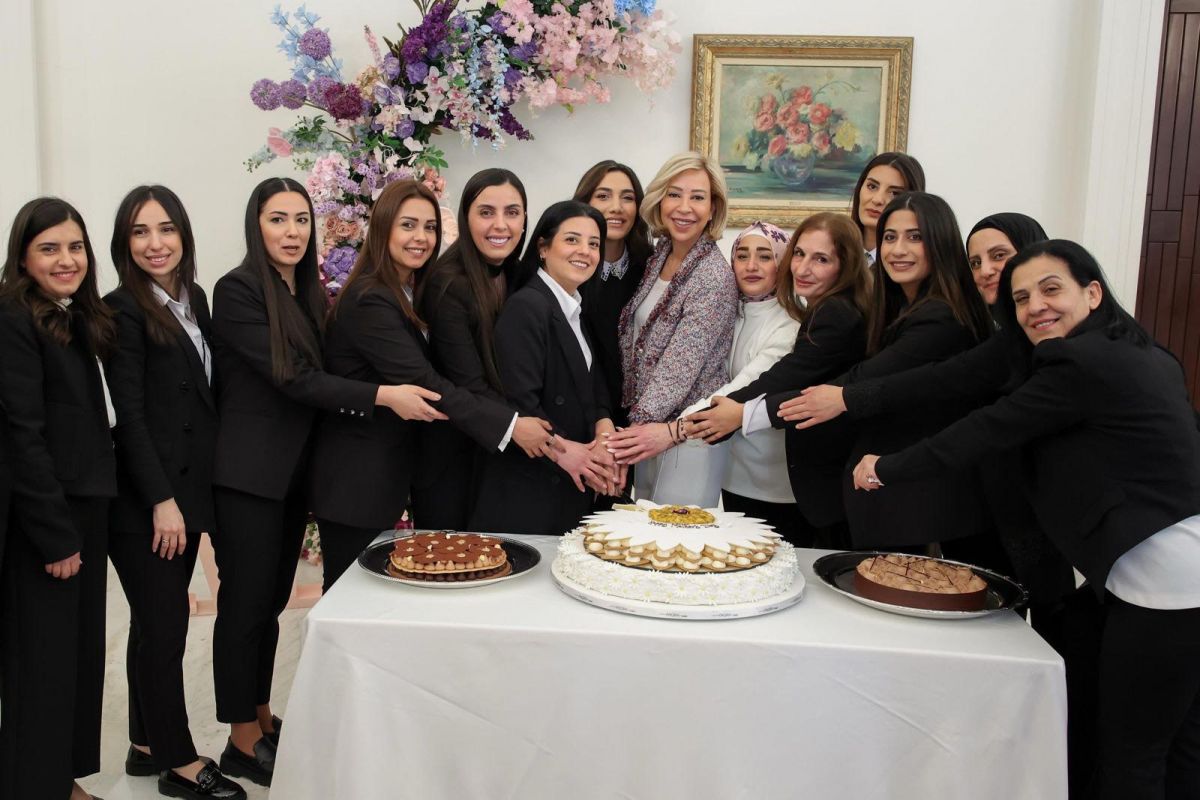 Neemat Aoun célèbre avec les mamans employées au palais présidentiel
