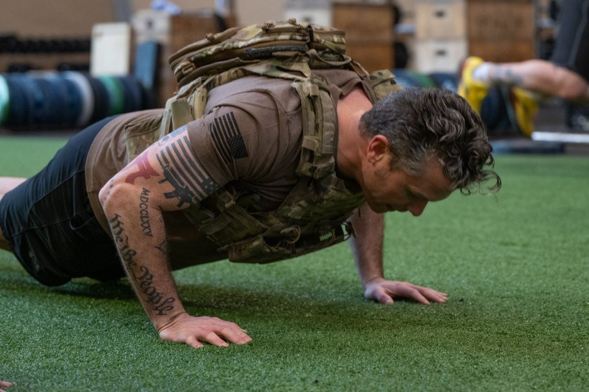 « Kafir » : ce que l'on sait du nouveau tatouage « islamophobe » de Pete Hegseth
