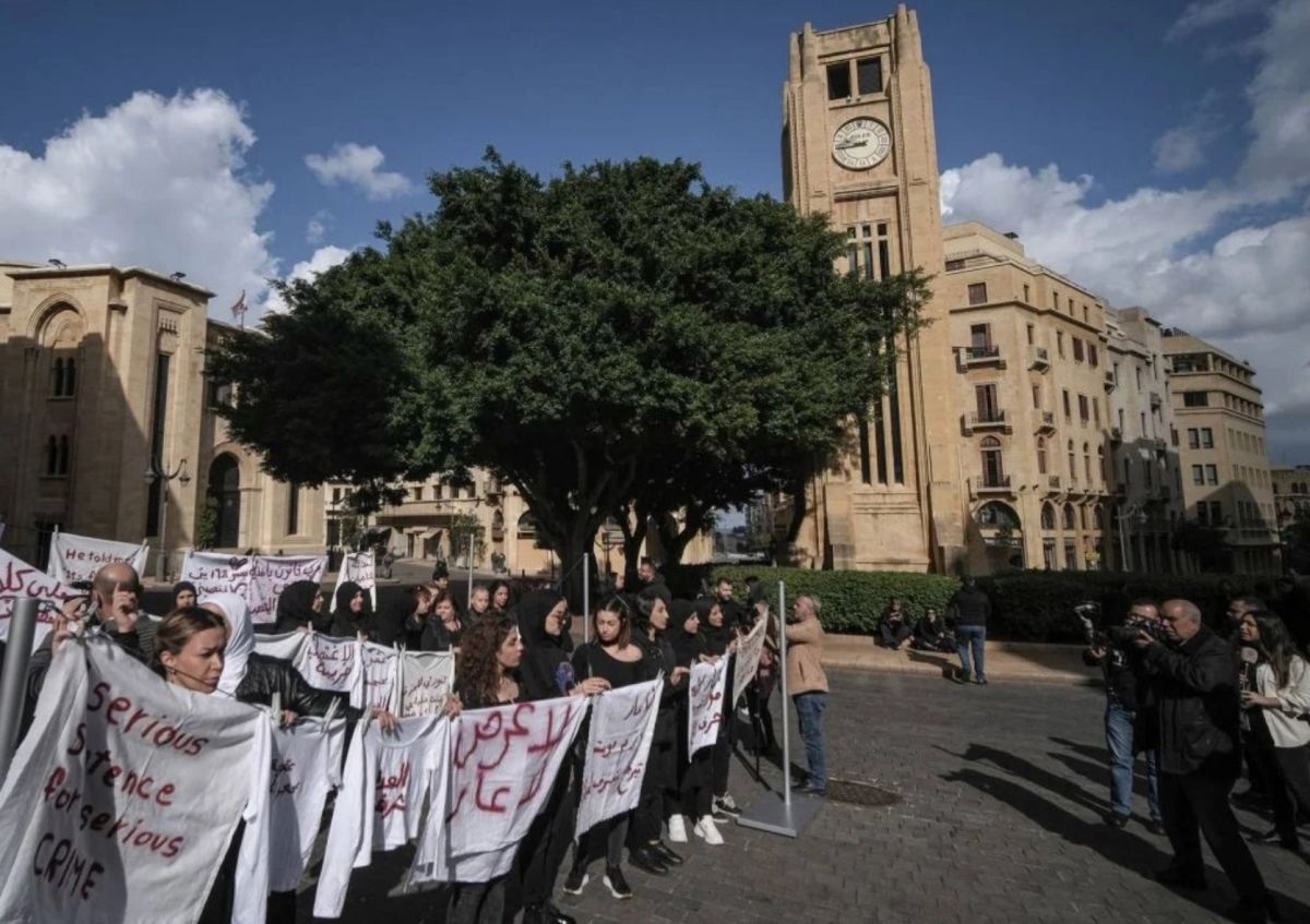 Traffic banned on banks street Monday morning in downtown Beirut