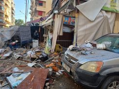 Les dégâts dans une rue de Saïda après une frappe israélienne de drone. Photo Mountasser Abdallah