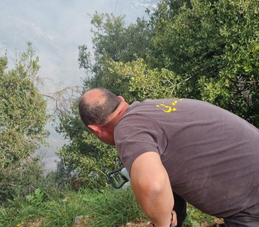 La Défense civile tente de maîtriser un incendie dans le caza de Aley