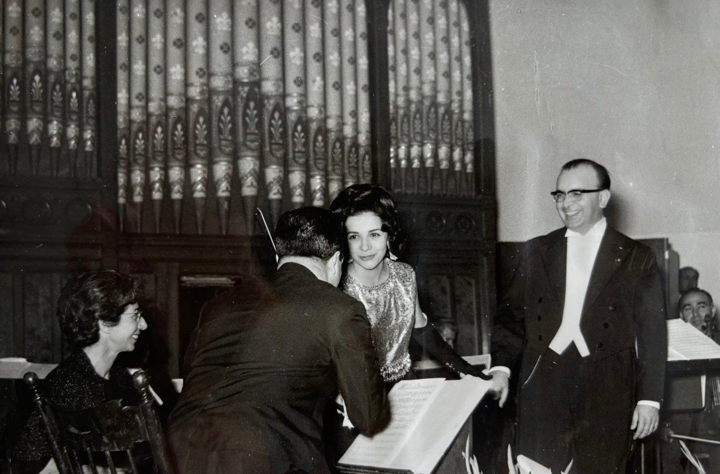 Le 3 avril 1965 lors d'un concert à l'Assembly Hall (AUB) avec le chef d'orchestre Raif Abillama. Avec l'aimable autorisation de Sylviane Moukheiber