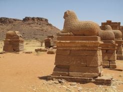 Allée bordée de colonnes portant des moutons sur l’île de Méroé au Soudan. Photo Ron Van Oers/Unesco