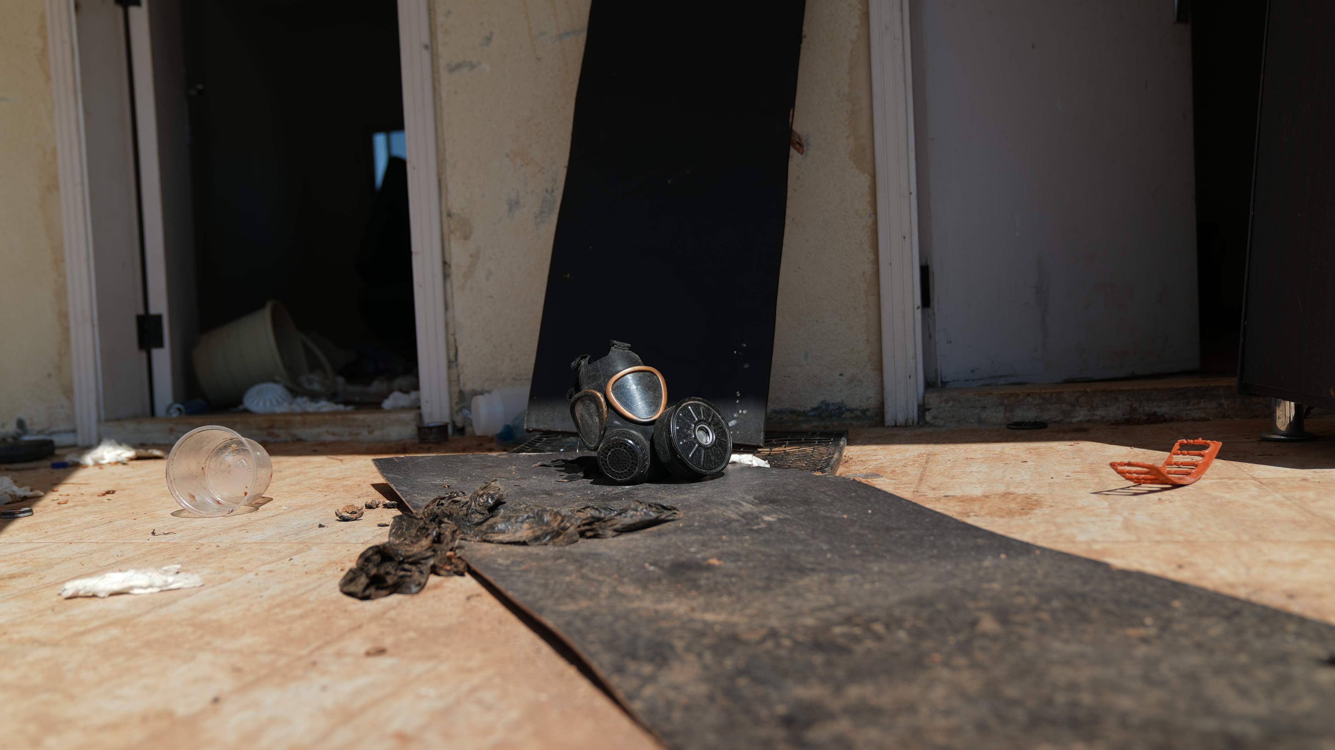 Un masque à gaz dans une maison de Hawik, dans la région de Qousseir. Photo Lucile Wassermann