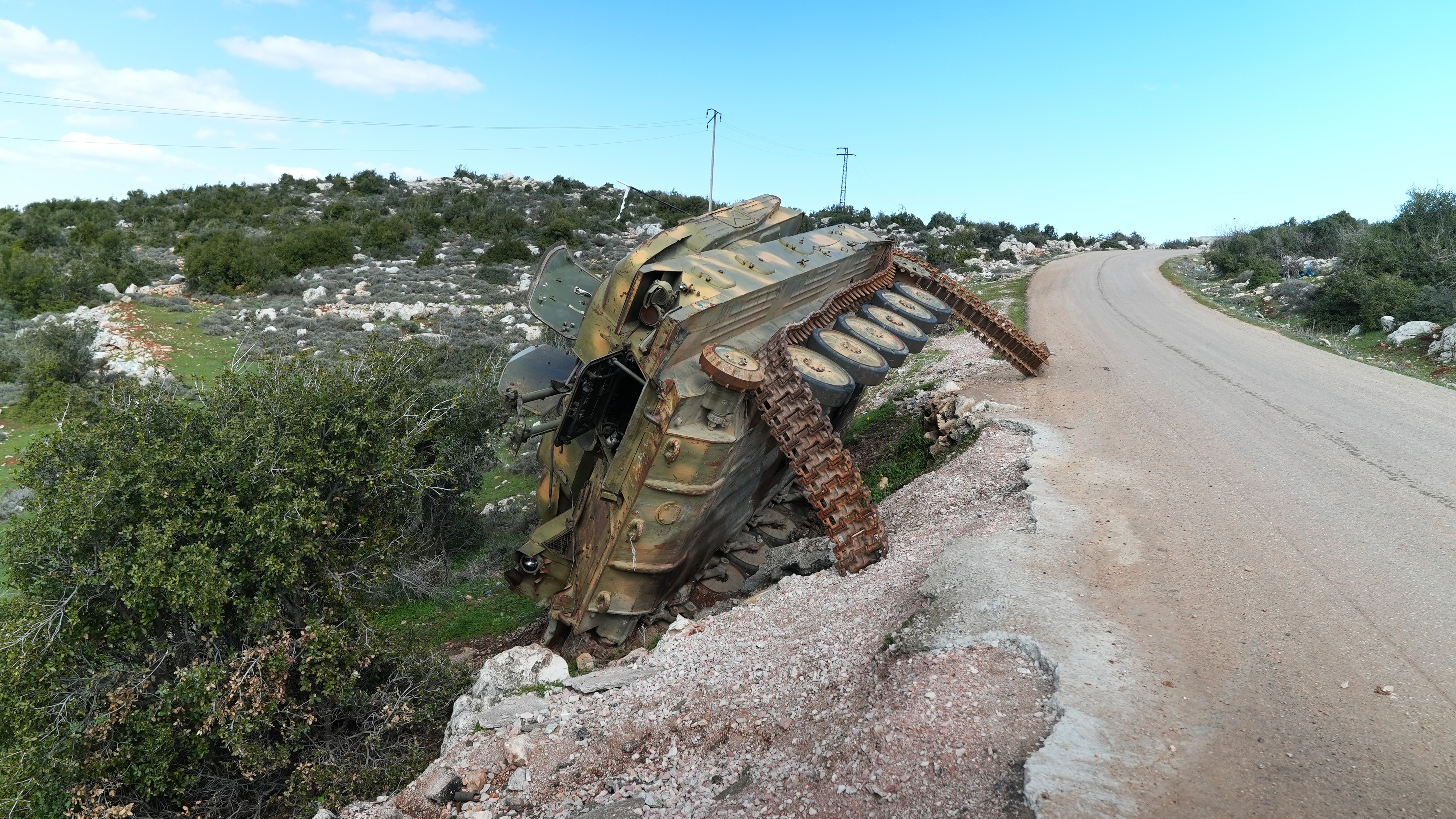 Un char abandonné sur la route vers Hawik, dans la région de Qousseir. Photo Lucile Wassermann