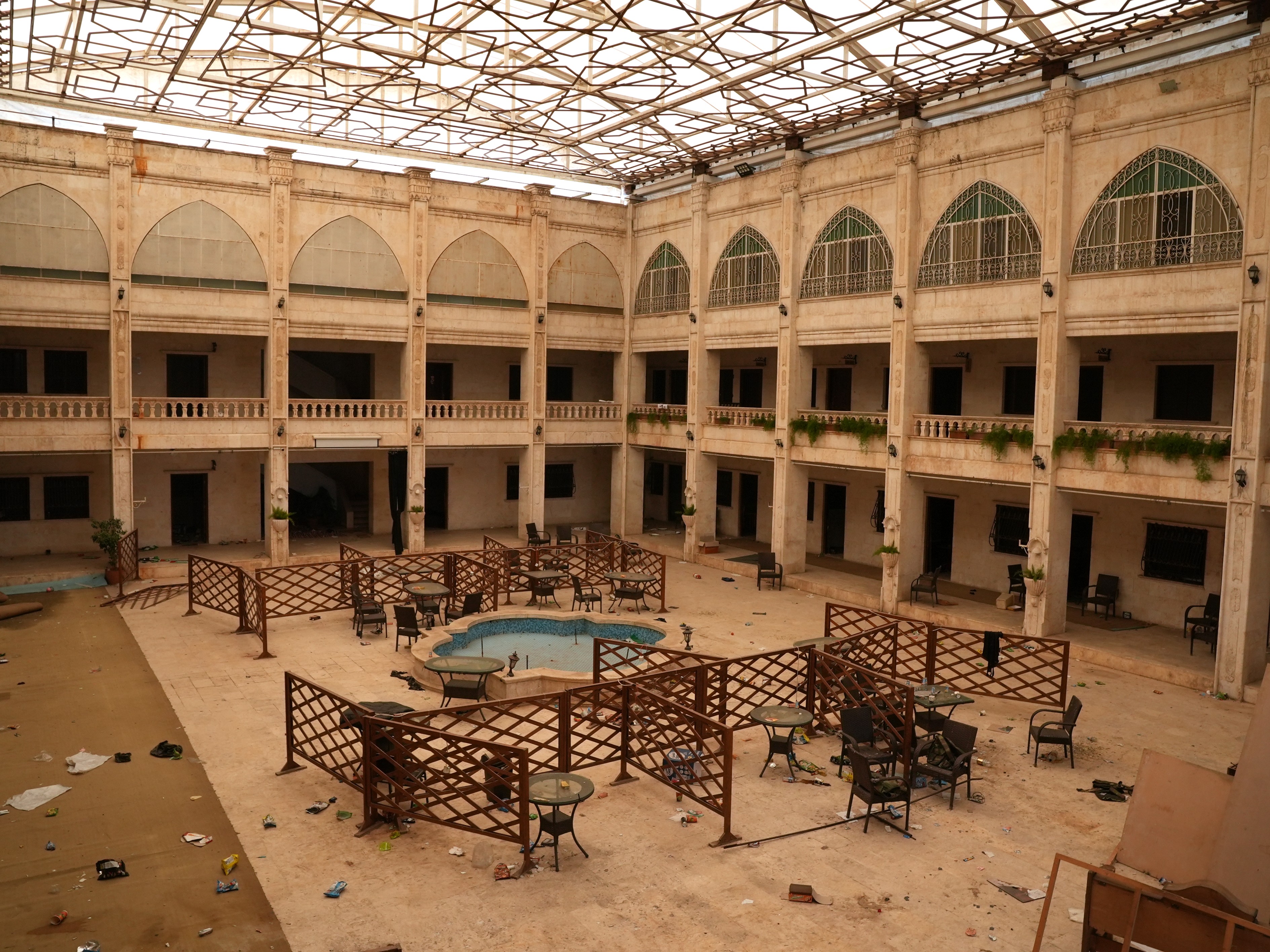 L’intérieur du centre iranien collé à la mosquée al-Noqta, à Alep, le 1er mars 2025. Photo Lucile Wassermann