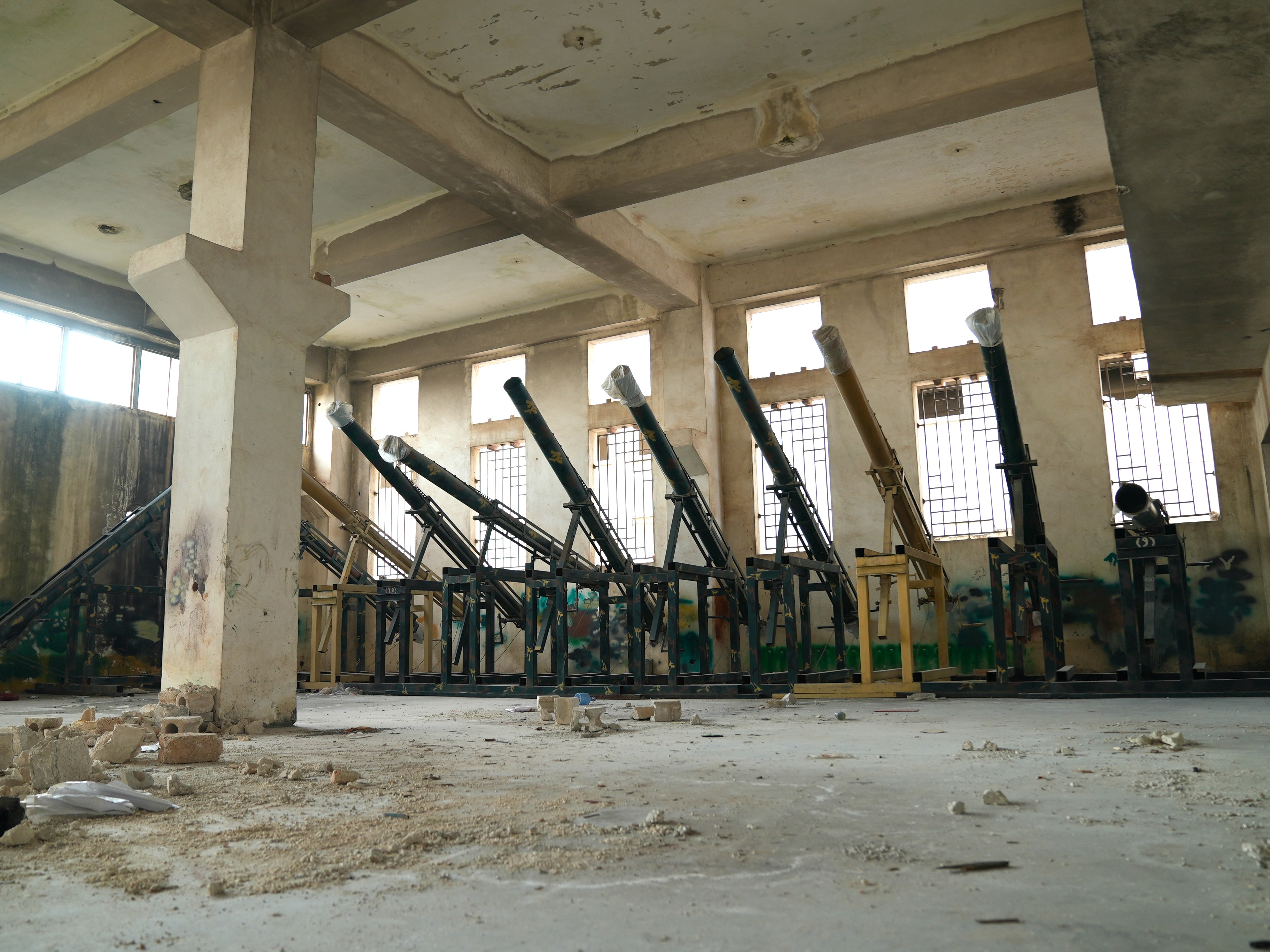 Des canons d’artillerie dans un entrepôt ayant appartenu aux forces iraniennes, dans la zone industrielle de Cheikh Najjar, à Alep. Photo Lucile Wassermann