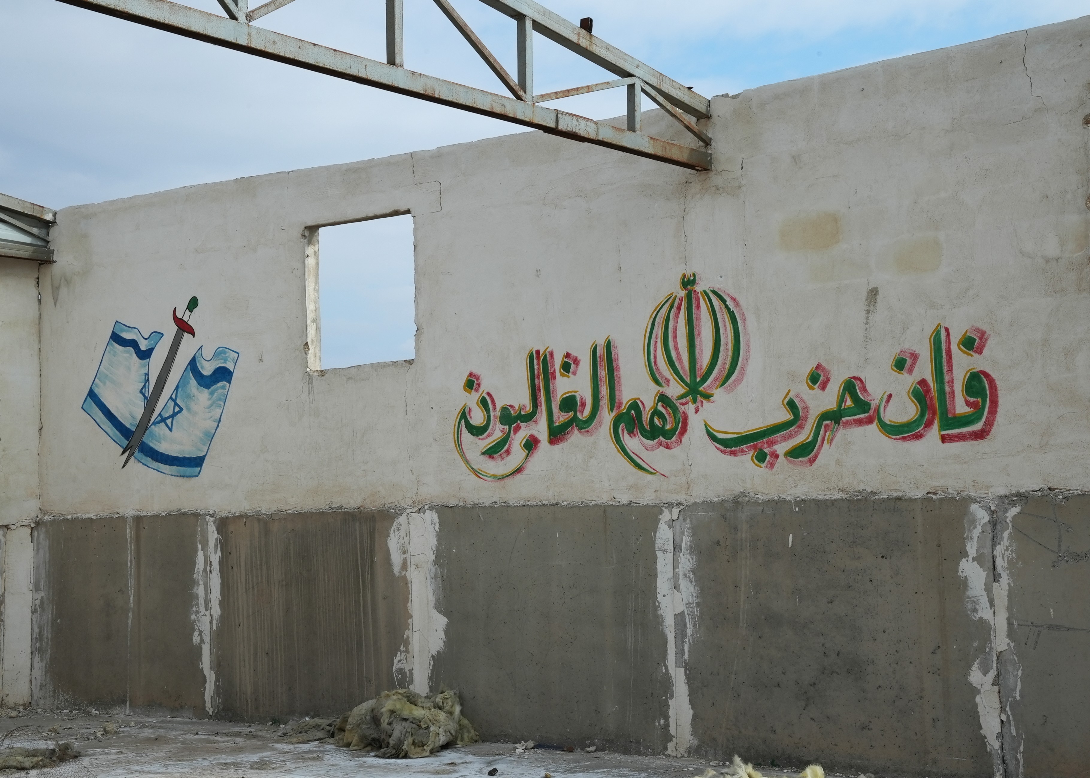 Un bâtiment détruit de la base iranienne à Jabal Azan, dans la province d’Alep, le 2 mars 2025. Photo Lucile Wassermann