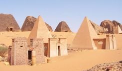 Pyramides nubiennes sur le site archéologique de l’île de Méroé au Soudan. Photo Ron Van Oers/Unesco