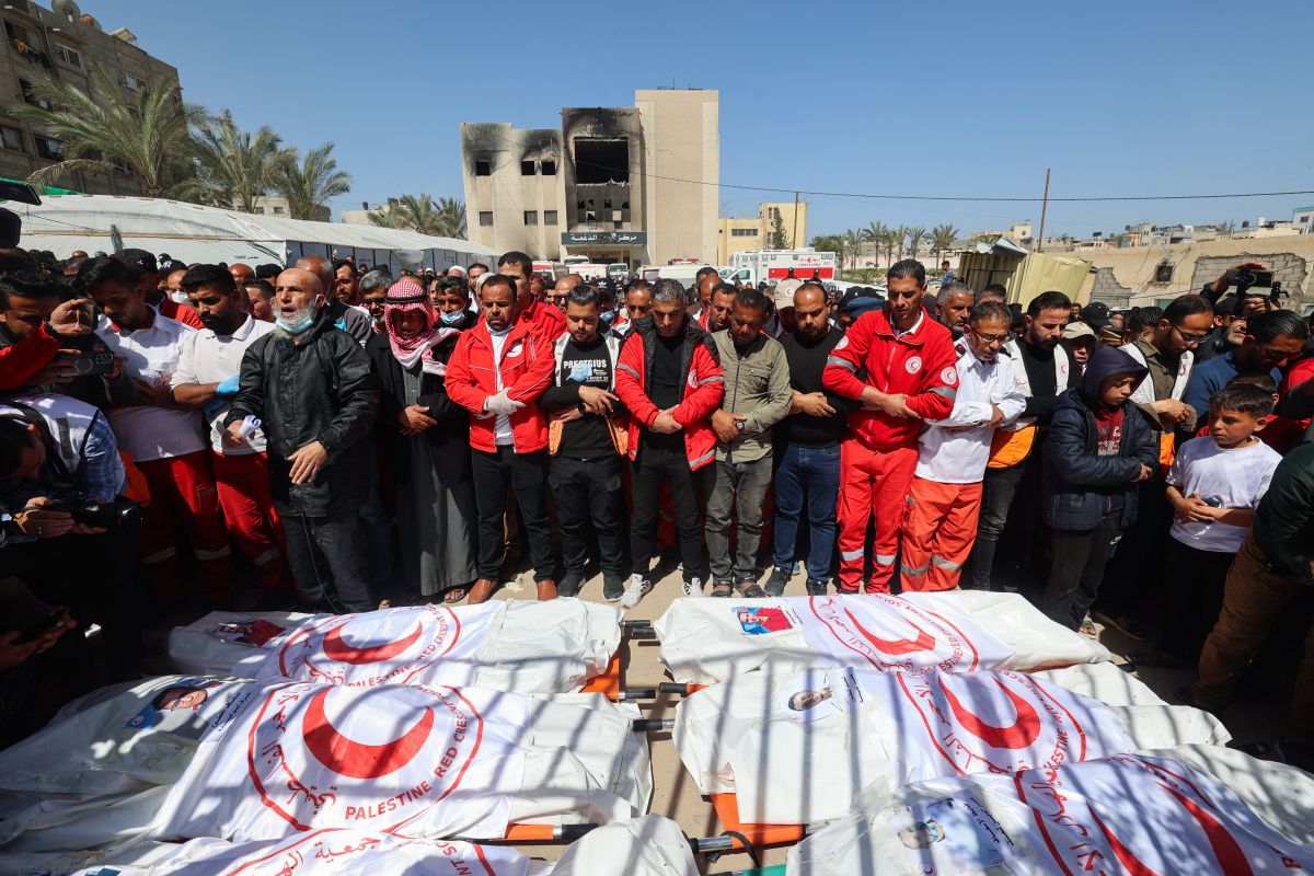 Au moins 80 Palestiniens tués en 48h à Gaza, 15 secouristes retrouvés dans une fosse commune