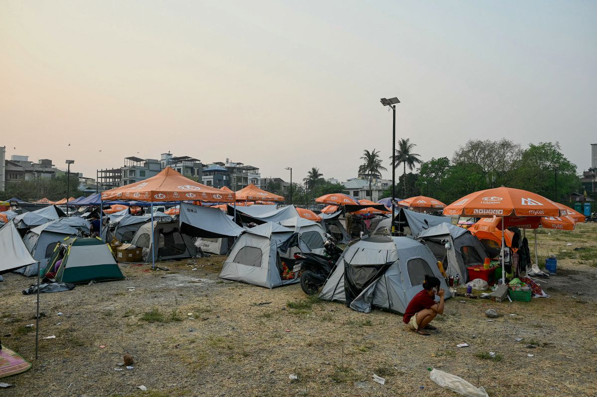 Minute of silence in Myanmar for over 2,000 earthquake deaths; a survivor rescued in Naypyidaw