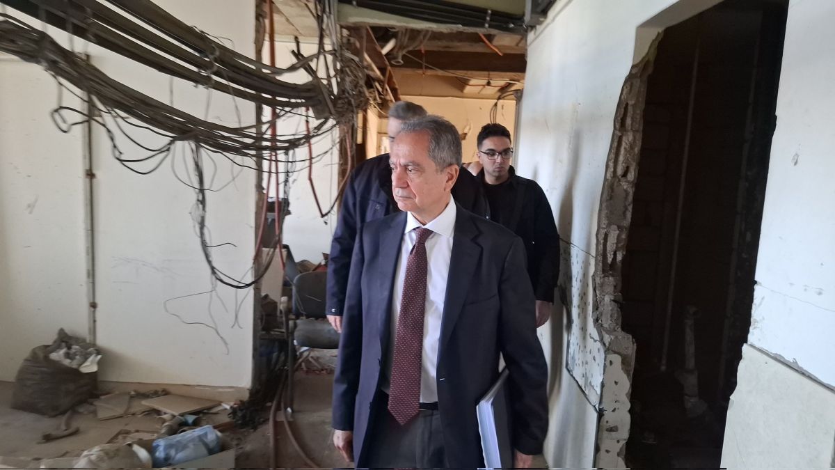 Le ministre de l’Énergie, Joe Saddi, visite les locaux détruits d’Électricité du Liban