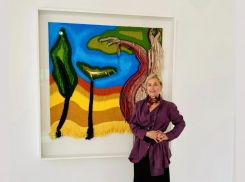 L’artiste posant devant un de ses baobabs à la galerie Janine Rubeiz. Photo Christopher Baaklini