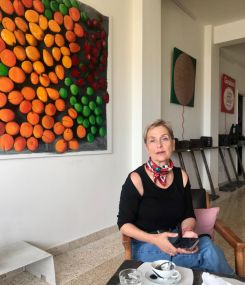 Leila Jureidini dans son atelier en face du port de Beyrouth. Photo DR