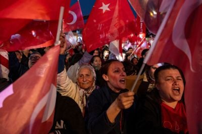 Un mois après l'arrestation de son plus coriace opposant, Erdogan fait toujours face à la fronde