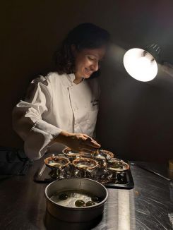 Yasmine Moufti préparant la salade caprese moléculaire lors de l’événement « No Play with Food ». Image fournie par Yasmine Moufti