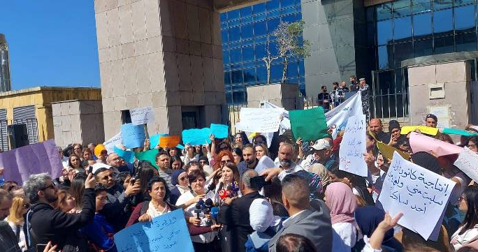 Sit-in des enseignants du service public devant le ministère de l'Éducation, après deux jours de grève Sit-in des enseignants du service public devant le ministère de l'Éducation, après deux jours de grève