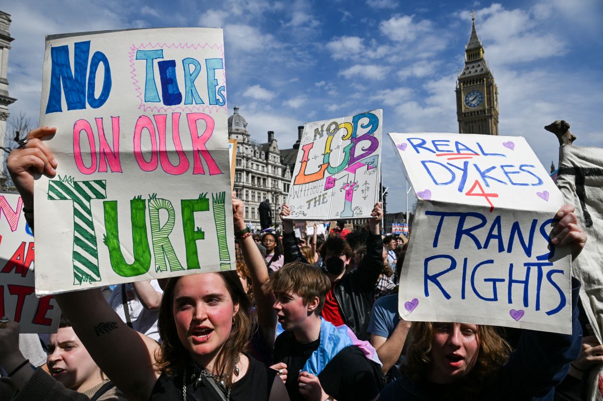 A Londres, des milliers de manifestants pour les droits des personnes trans A Londres, des milliers de manifestants pour les droits des personnes trans