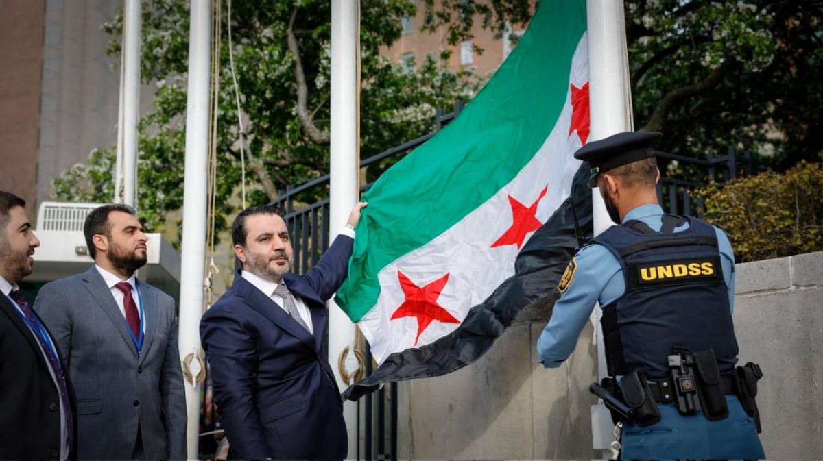 Le nouveau drapeau syrien hissé devant les locaux de l'ONU à New York