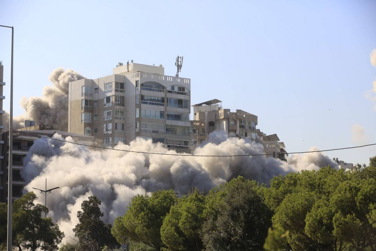 Collapse of building damaged by Israeli strike in Tayyouneh Collapse of building damaged by Israeli strike in Tayyouneh