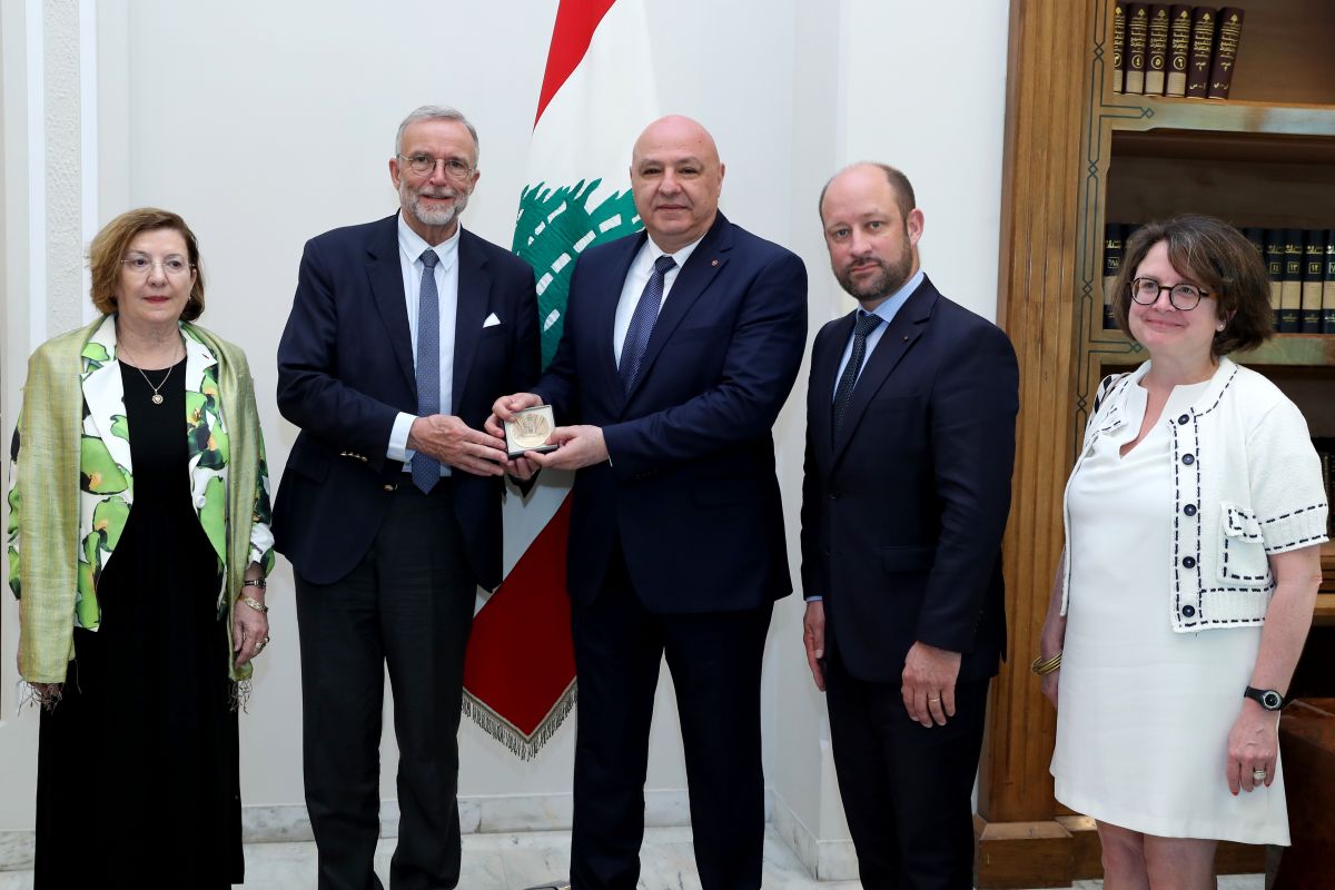 Aoun: Israeli withdrawal from 'five hills' essential for 'the state alone' to secure its borders Aoun: Israeli withdrawal from 'five hills' essential for 'the state alone' to secure its borders