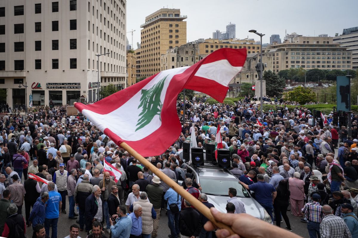 Hundreds of ex-military persons protest in Beirut for pension increases Hundreds of ex-military persons protest in Beirut for pension increases