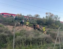 Des secouristes aidant des passagers descendus d’un train arrêté en pleine campagne catalane, le lundi 29 avril 2025. Photo prise par Nancy.