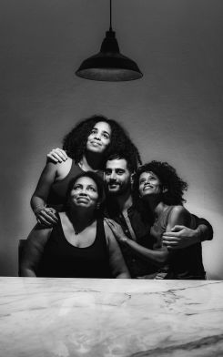 Ali Chahrour entouré de Rania Jamal, Tenei Ahmad et Zeina Moussa. Photo Lea Skayem