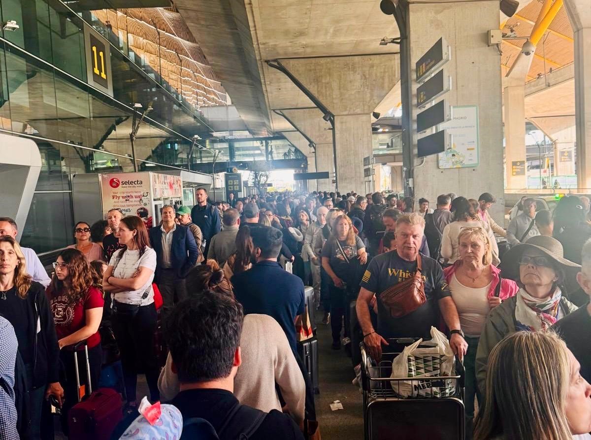 Two Lebanese arrive in Spain... just as the lights go out