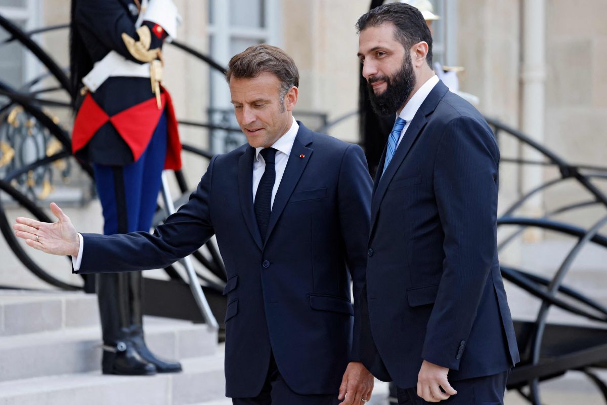 Devant Chareh, Macron souligne la nécessité « d’accroître la lutte contre le Hezbollah »