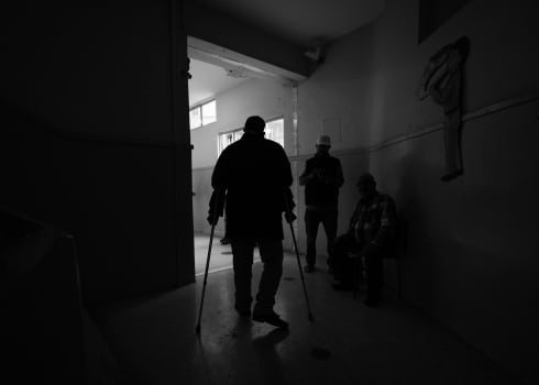 « Ça m'a affecté de devoir être porté pour pouvoir voter » : l'accessibilité aux bureaux de vote toujours en question