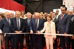 La cérémonie d’inauguration du 66e Salon du livre arabe avec le Premier ministre Nawaf Salam coupant le ruban traditionnel, entouré du ministre de la Culture Ghassan Salamé, du vice-président du Conseil Tarek Mitri, de l’ancien president du Conseil Fouad Siniora et de la présidente du Club culturel arabe Salwa Siniora Baassiri. Photo Nabil Ismaïl