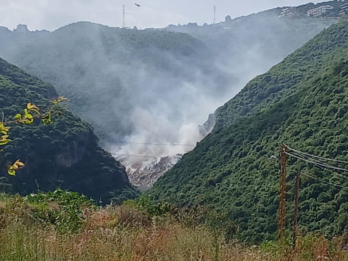 Une décharge dans une vallée à Eddé brûle depuis trois jours Une décharge dans une vallée à Eddé brûle depuis trois jours