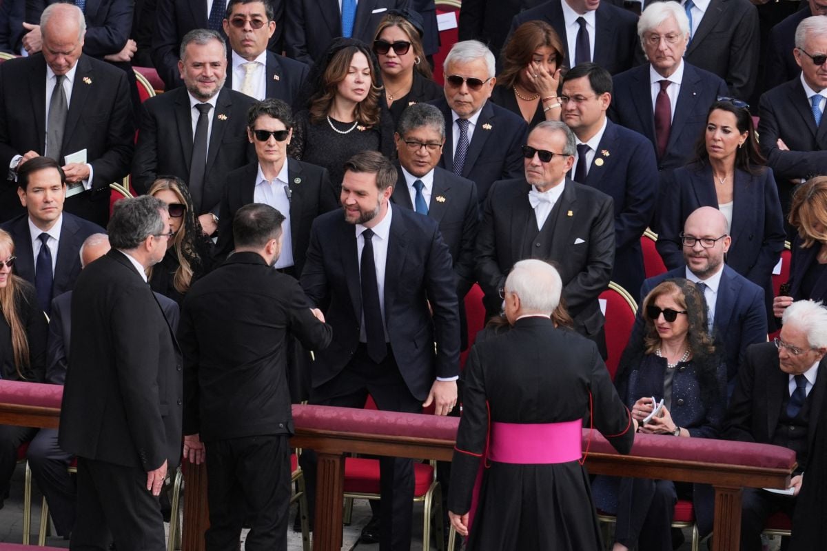 Rencontre Zelensky-JD Vance à Rome, à la veille de l'appel attendu Trump-Poutine