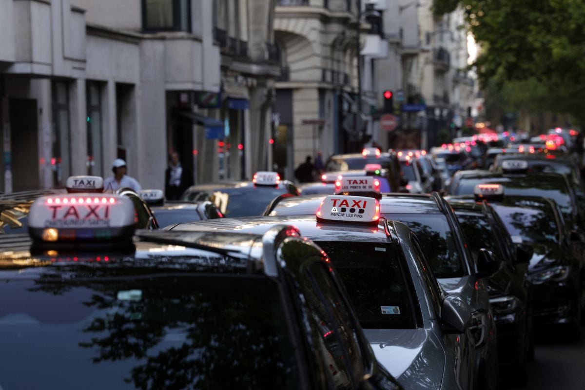 Plusieurs milliers de taxis manifestent en France Plusieurs milliers de taxis manifestent en France